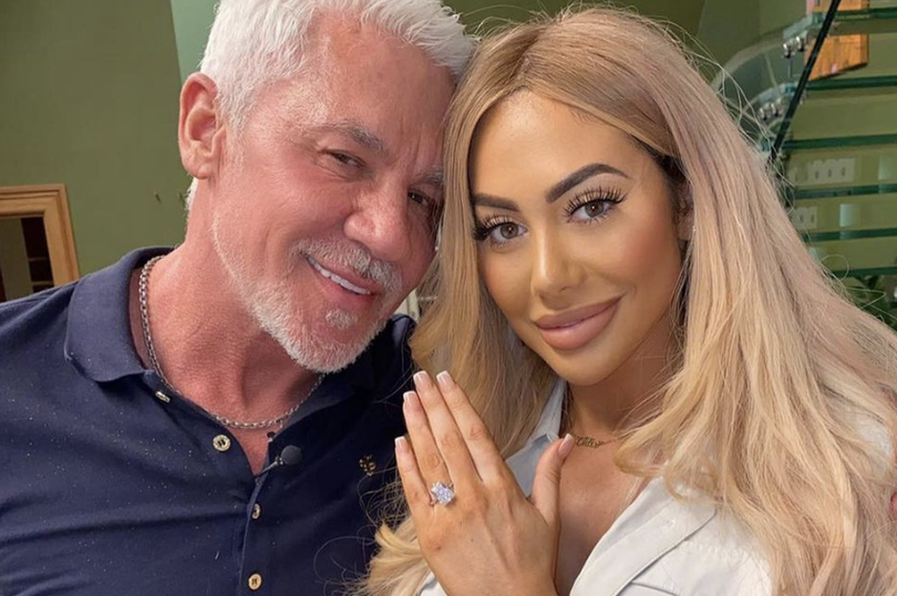 一个男人和一个女人自拍照:韦恩·莱因克(Wayne Lineker)似乎宣布与Chloe Ferry订婚,这让粉丝感到困惑