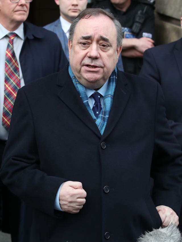 Alex Salmond等。 站在穿着西装和领带的男人旁边:亚历克斯·萨尔蒙德(Alex Salmond)定于周三在Holyrood委员会出庭(Jane Barlow / PA)