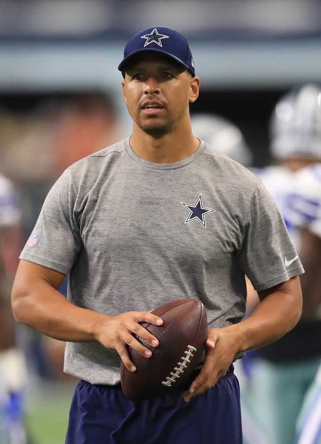 一个站在棒球场上的男人:迈尔斯·奥斯汀(Miles Austin)