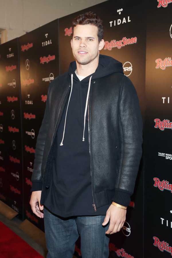 克里斯·汉弗莱斯(Kris Humphries)站在商店前