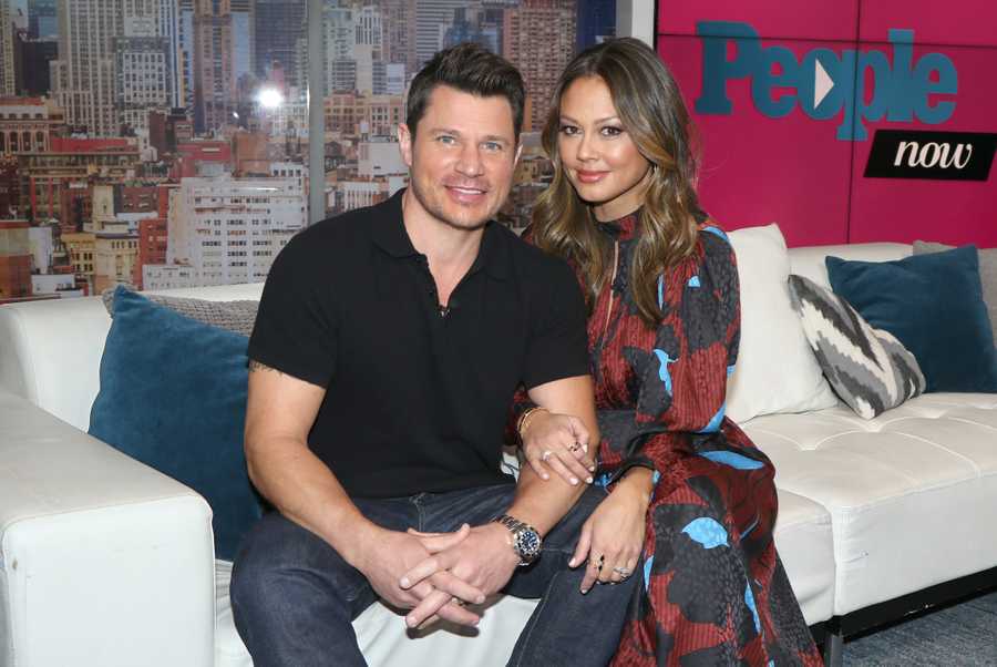 尼克·拉奇(Nick Lachey),凡妮莎·拉奇(Vanessa Lachey)坐在沙发上对镜头摆姿势