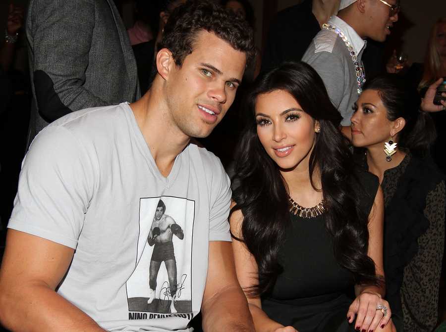 克里斯·汉弗莱斯(Kris Humphries),金·卡戴珊(Kim Kardashian),库尔特尼·卡戴珊(Kourtney Kardashian)为镜头摆姿势:Ray J
