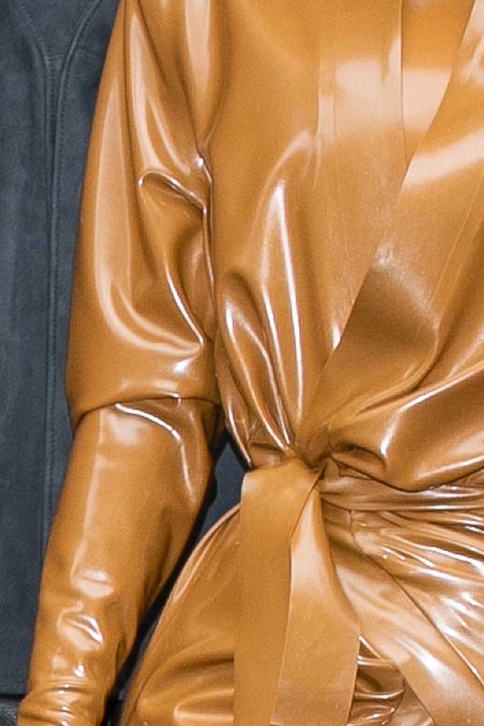 一个穿西装打领带的男人:金·卡戴珊(Kim Kardashian)和坎耶·韦斯特(Kanye West)