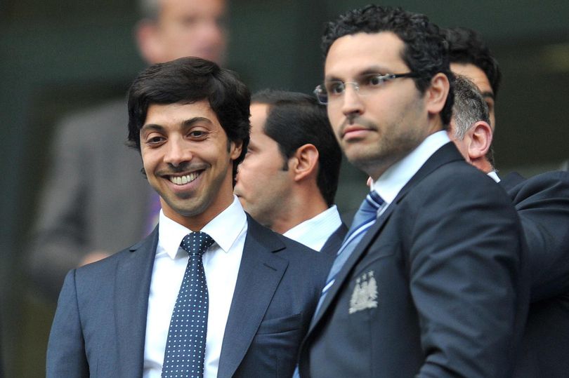 曼苏尔·本·扎耶德·阿尔·纳哈扬(Khaldoon Al Mubarak)合影留念:谢赫·曼苏尔(Sheikh Mansour)和董事长卡尔杜恩·穆巴拉克(Khaldoon Al Mubarak)在2010年曼彻斯特城体育场与利物浦的比赛中