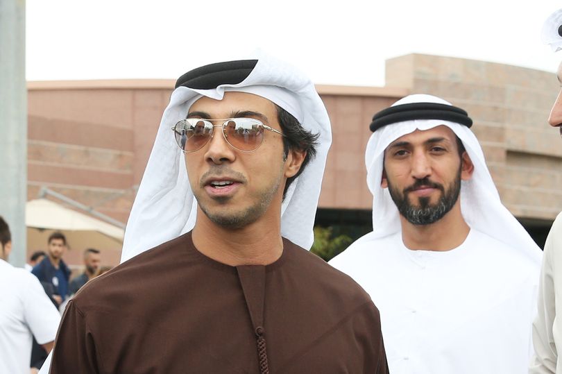 曼苏尔·本·扎耶德·阿勒·纳赫扬(Mansour bin Zayed Al Nahyan)站在人群面前:谢赫·曼苏尔(Sheikh Mansour)在阿布扎比的中期训练营中与曼彻斯特城市足球俱乐部Khaldoon Al Mubarak,Pep Guardiola和Willy Caballero主席进行了交谈。