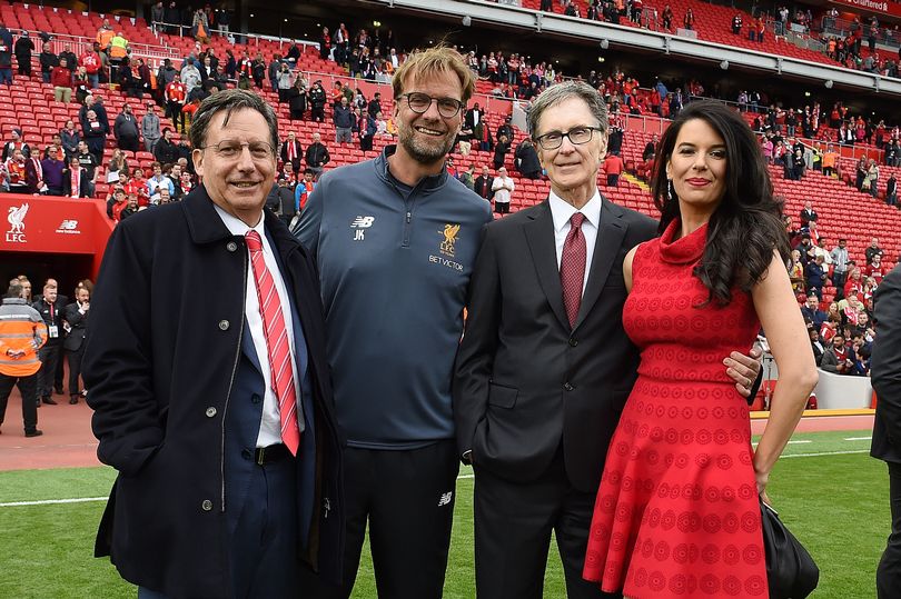 汤姆·沃纳(Tom Werner),尤尔根·克洛普(Jurgen Klopp),约翰·W·亨利(John W.Henry)站在人群面前对镜头摆姿势:红军老板尤尔根·克洛普(Hurgen Klopp)和亨利先生